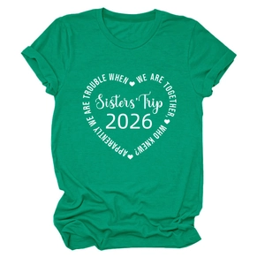 Détail de l'imprimé coeur Sisters Trip 2026 blanc sur un t-shirt en coton vert émeraude