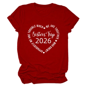 Détail du t-shirt rouge vin avec motif cœur blanc Sisters Trip 2026 et col rond