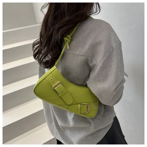 Détails du sac sous le bras vert vif en similicuir avec boucles et bandoulière nouée