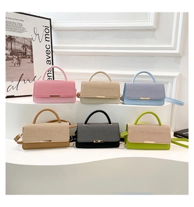 Série de six sacs bandoulière colorés avec rabats tissés et boucles en métal doré