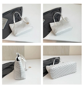 Detalle en cuatro vistas de un bolso tote blanco con monograma M gris y colgante metálico