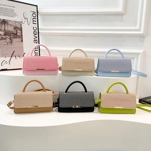 Sac à bandoulière tendance avec rabat tissé et fermoir métallique doré élégant