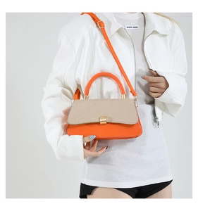 Umhängetasche in Orange und Beige mit Webstruktur, goldener Schließe und Trageriemen
