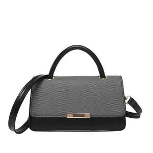 Sac à main élégant bicolore en tweed et cuir avec fermoir doré sur fond blanc