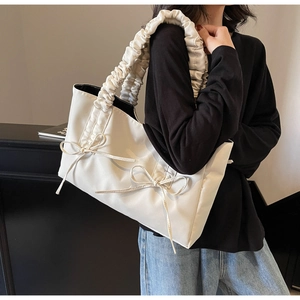 Détail du grand sac cabas en nylon blanc cassé avec anses plissées et nœuds décoratifs