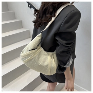 Texture détaillée du sac croissant plissé blanc cassé en nylon avec bandoulière large
