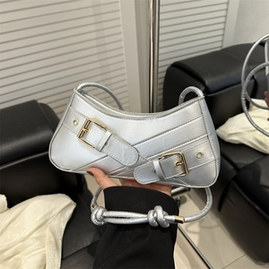 Sac sous le bras argenté métallisé en demi-lune avec doubles boucles et style Y2K