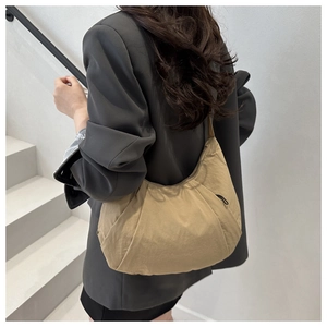 Vue arrière du sac à bandoulière kaki en nylon texturé avec large sangle souple