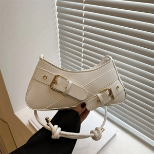 Sac sous le bras minimaliste en cuir blanc cassé avec boucles vintage et détails dorés