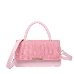 Sac à main rose pour femme avec rabat tissé texturé et boucle métallique dorée chic