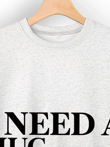 Dettaglio felpa grigia con stampa nera I NEED A HUG e scollo rotondo a coste