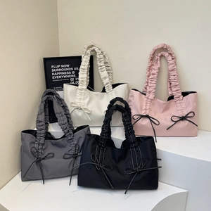 Sacs cabas en nylon à poignées plissées et détails de nœuds en quatre coloris