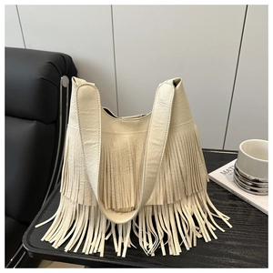 Détail du sac à main bohème beige avec franges multicouches et poignée large