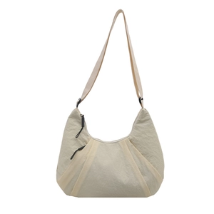 Bolso plisado blanco crema en forma de media luna con correa ancha y detalle de cremallera