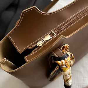 Détail macro d'une fermeture éclair dorée lisse et d'un foulard en soie élégant décoratif