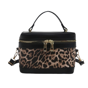 Borsa a tracolla minimalista leopardata in ecopelle nera e cerniere metalliche