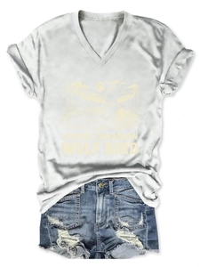 T-shirt col en V avec imprimé loup et forêt assorti à un short en jean bleu usé