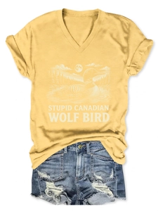 Détail du t-shirt jaune à col en V avec imprimé Stupid Canadian Wolf et manches retroussées