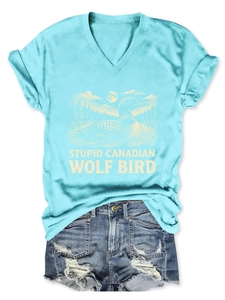 Détail du t-shirt bleu clair à col en V avec imprimé vintage et short en jean assorti