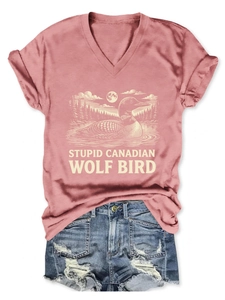 T-shirt rose col en V avec imprimé oiseau loup canadien et short en jean court