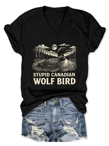 T-shirt noir col V avec imprimé huart canadien et short en jean délavé à plat