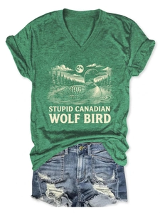 T-shirt col V vert forêt chiné avec imprimé huard et short en jean déchiré à plat