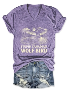 Détail du t-shirt violet col en V avec motif loup et short en jean déchiré bleu