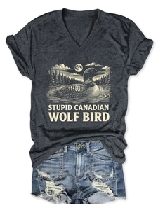 Mise à plat d'un t-shirt gris à col en V avec graphique et short en jean vieilli