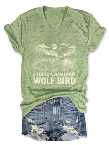 T-shirt vert clair à col en V avec imprimé graphique vintage de loup et de forêt