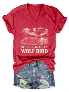 T-shirt rouge col V avec imprimé d'oiseau loup et short en jean bleu délavé