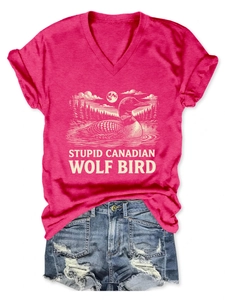 T-shirt col en V magenta avec imprimé Canadian Wolf Bird et short en jean bleu