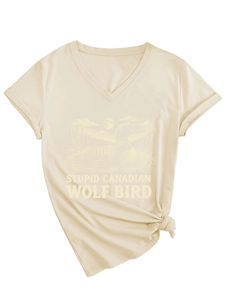 Détail d'un t-shirt beige à col en V avec imprimé loup et nœud décoratif sur le bas