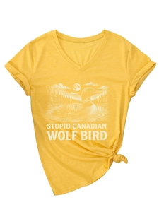 Détail du t-shirt jaune à col en V avec graphique de huart et sérigraphie de texte
