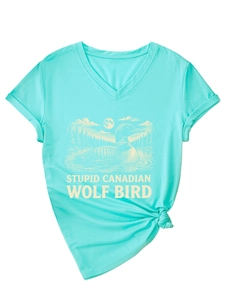 Détail du t-shirt col V vert menthe avec imprimé vintage wolf bird et nœud