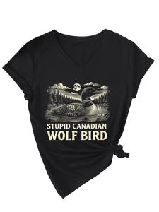 Détail du t-shirt noir à col en V avec imprimé huard et nœud décoratif sur le côté