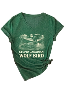 Détail d'un t-shirt col en V vert foncé avec imprimé huart et ourlet noué élégant