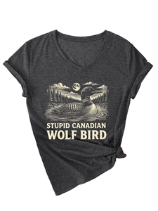 Détail d'un t-shirt gris anthracite à col en V avec imprimé oiseau et nœud à l'ourlet