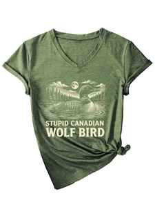 Détail d'un t-shirt col V vert olive avec motif oiseau loup et nœud sur le bas