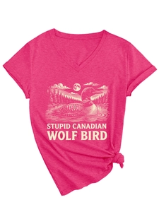 Détail d'un t-shirt à col en V rose fuchsia avec imprimé huart rétro et texte humour