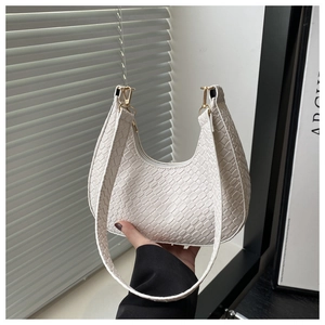 Détail du sac hobo blanc en forme de croissant avec motif croco et boucles dorées