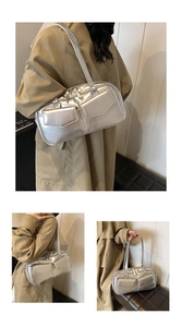 Detalle del bolso de hombro plateado metalizado con bolsillos cargo y acabado brillante