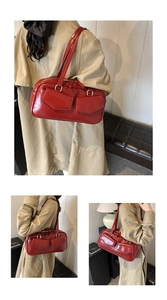 Detalle de bolso de hombro en charol rojo con bolsillos de solapa dobles y cremalleras