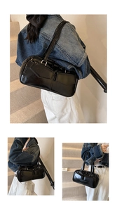 Tres vistas de estilo de vida de un bolso de hombro de cuero negro brillante con bolsillos