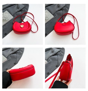 Vue détaillée du sac besace en cuir rouge avec fermoir doré en forme de cœur sous divers angles