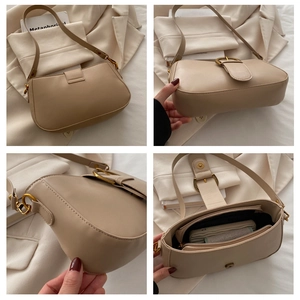 Vue détaillée du sac bandoulière beige en cuir avec boucle dorée et compartiments internes