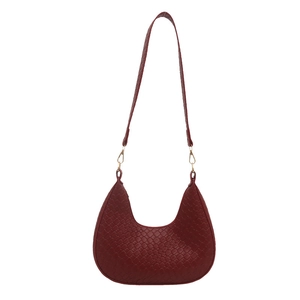 Bolso de media luna trenzado rojo oscuro para mujer con detalles metálicos dorados