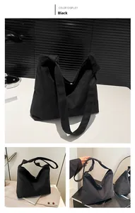 Detail der minimalistischen schwarzen Shopper-Tasche mit Knotengurten und Magnetverschluss