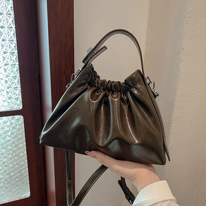 Sac à main plissé olive foncé tendance avec finition en cuir verni et détails argentés