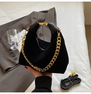 Détail du sac hobo en daim noir avec chaîne dorée et bandoulière en cuir