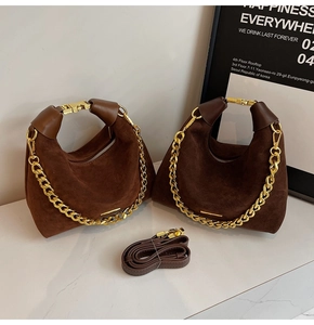 Vue détaillée de sacs hobo en daim café avec poignées en cuir et chaîne dorée chic